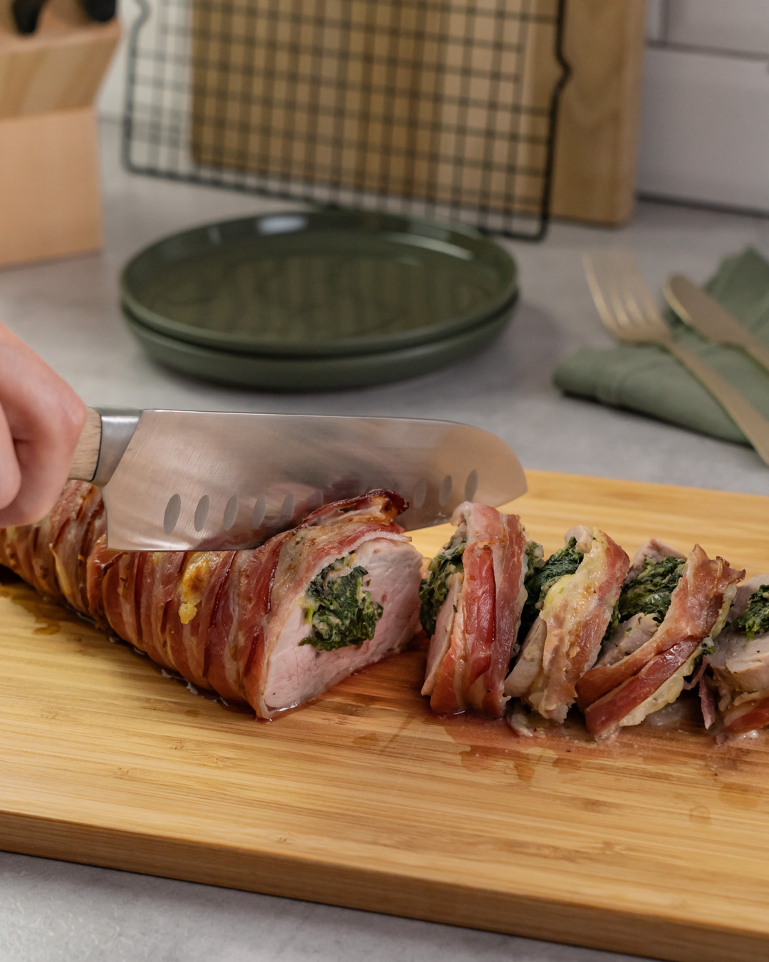 Gefülltes Schweinefilet im Speckmantel – Rezept für den Backofen ohne ...