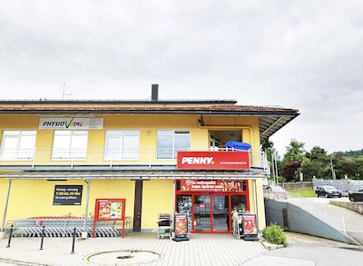 Sie sehen den Eingang vom Penny Markt in Zwiesel, Baumsteftenlenzstr. 7
