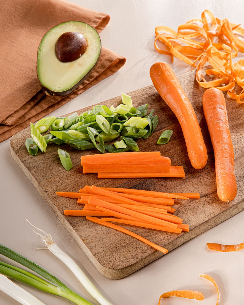 Dieses Bild zeigt die geschnittenen Möhren und die Frühliungszwiebeln.