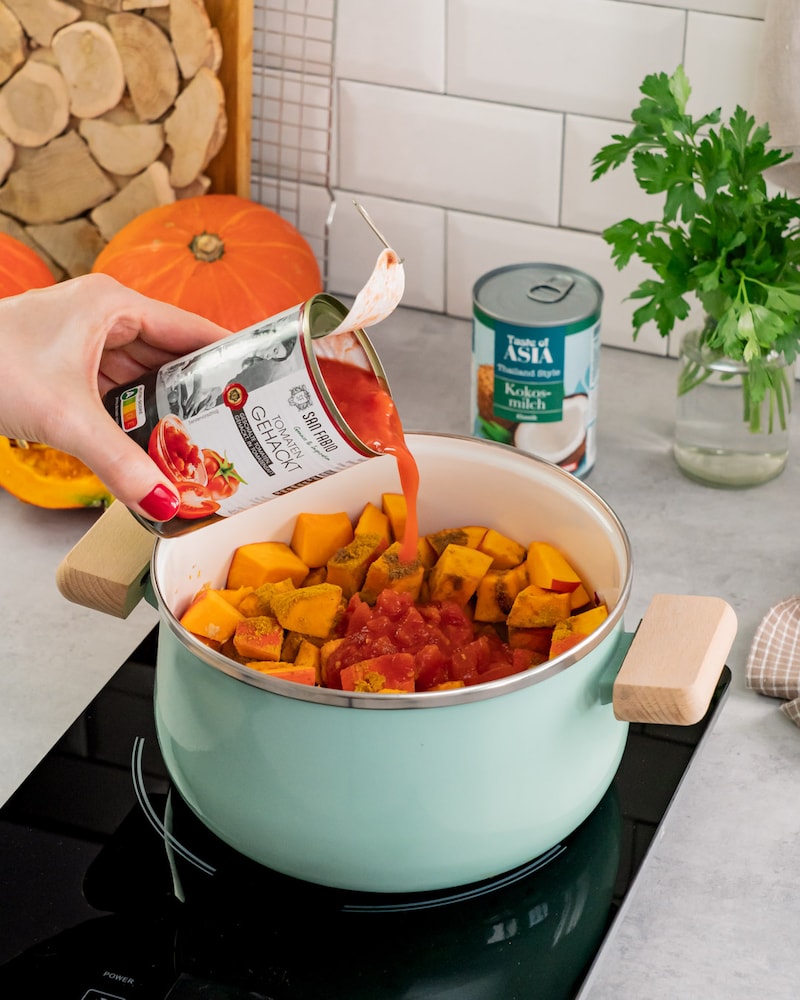 Dieses Bild zeigt wie mit Tomatensoße abgelöscht wird.