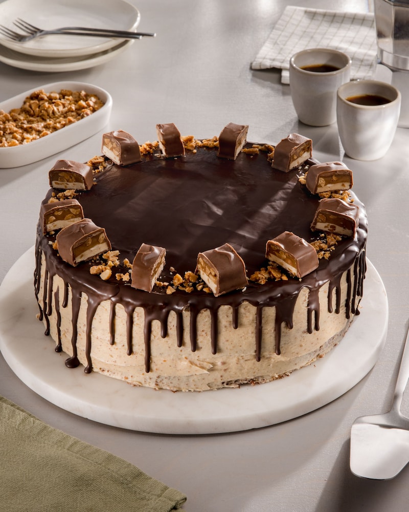 Dieses Bild zeigt den fertigen Erdnuss Drip Cake.