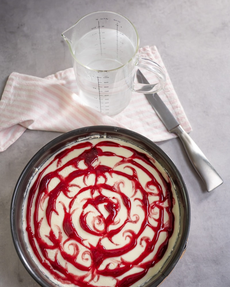 Dieses Bild zeigt wie der Kuchen aus der Form gelöst wird.