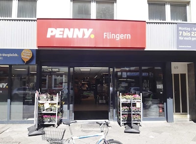 Sie sehen den Eingang vom Penny Markt Düsseldorf – Flingern Lichtstr. 69-71