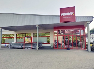 Sie sehen den Eingang vom Penny Markt in Zell Im Wiesental, Schopfheimerstr. 63