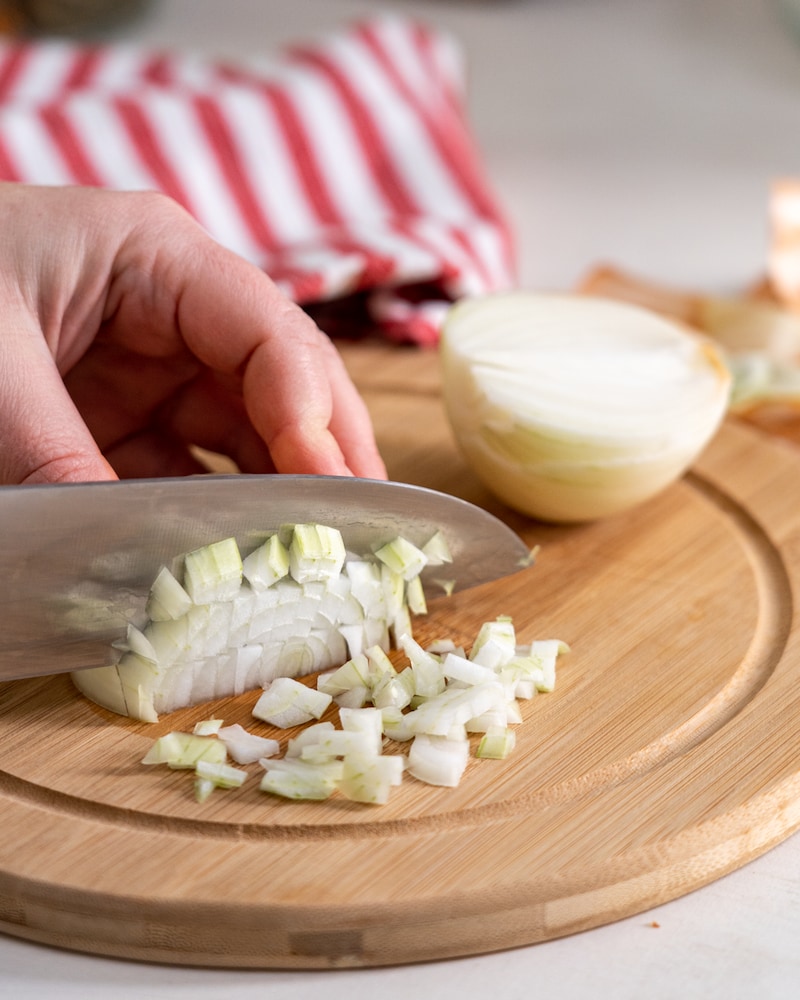 Auf diesem Bild siehst du wie eine Zwiebel geschnitten wird.