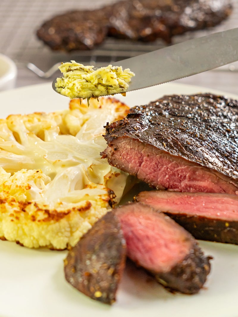 Dieses Bild zeigt den fertigen Blumenkohl und das Steak.