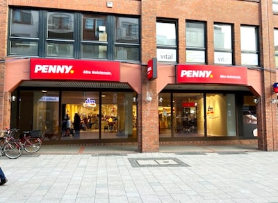 Sie sehen den Eingang vom Penny Markt in Hamburg, Alte Holstenstr. 23-25