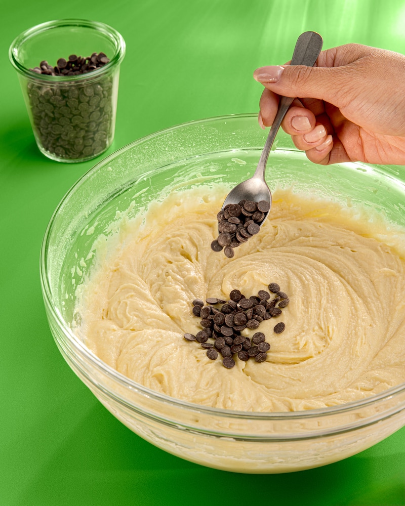 Dieses Bild zeigt das Hinzugegeben der Schoko-Tröpfchen für die fertige Fußballtorte.