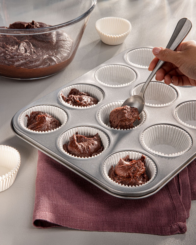 Dieses Bild zeigt wie Muffins befüllt werden.