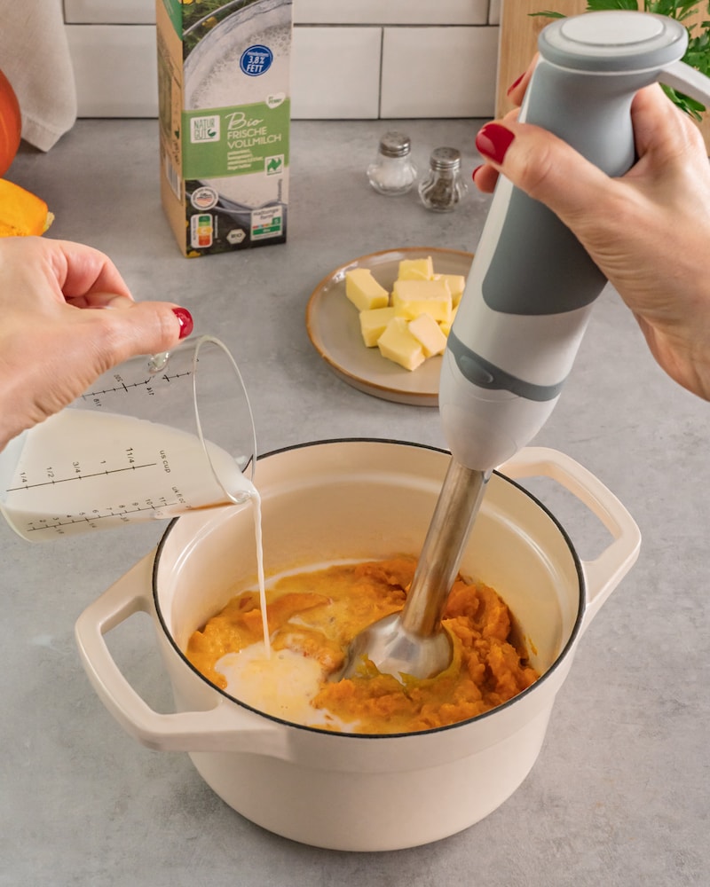 Dieses Bild zeigt wie unter der Zugabe von Milch püriert wird.