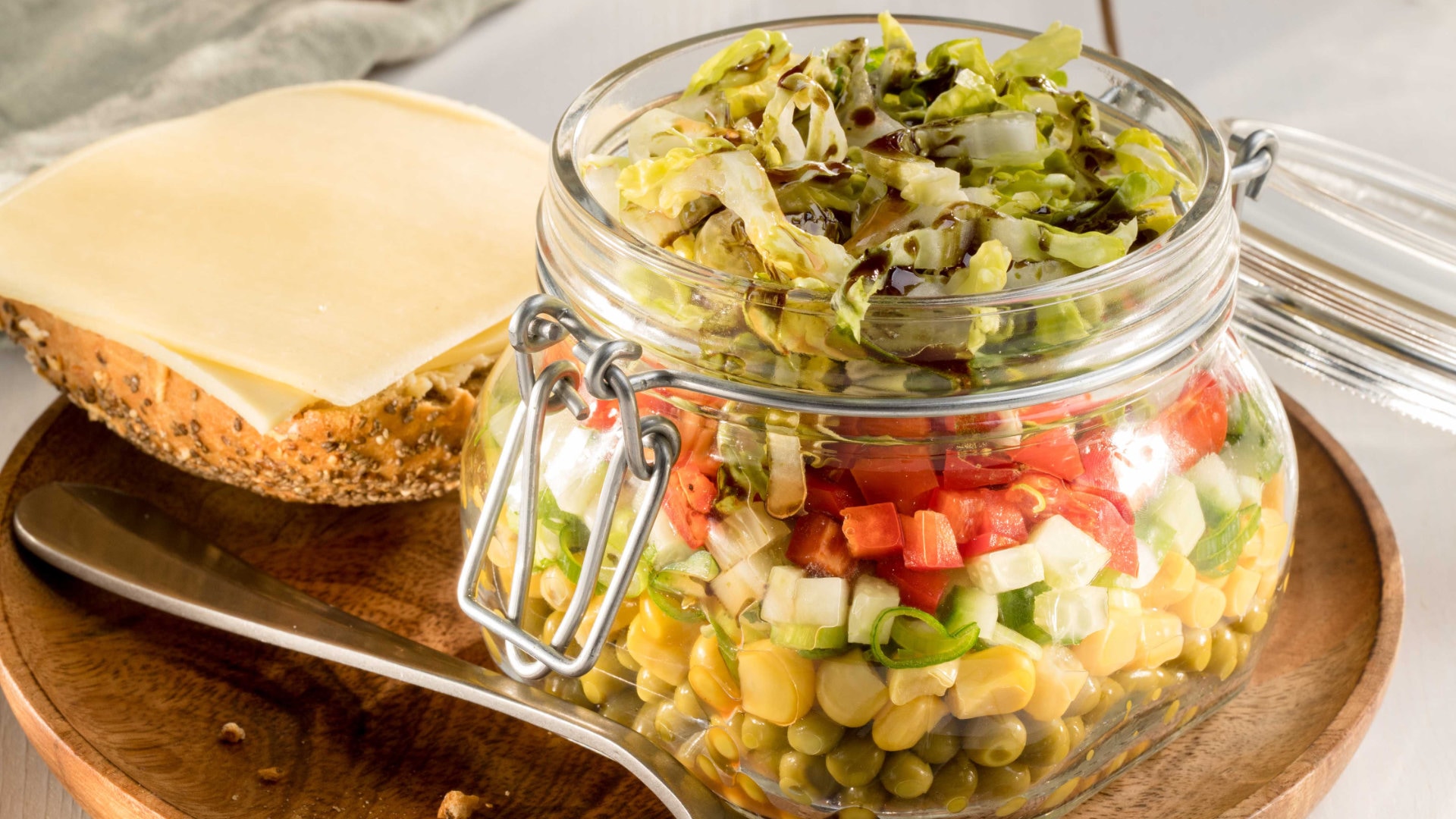 Bunter Schichtsalat mit Käsebrot
