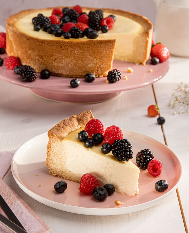 Dieses Bild zeigt den fertigen klassichen Käsekuchen mit Beeren.