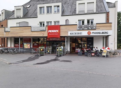 Sie sehen den Eingang vom Penny Markt in Warendorf, Dr.-Rau-Allee 3-5