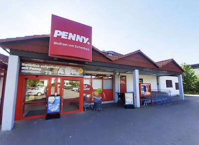 Sie sehen den Eingang vom Penny Markt in Wolframs-Eschenbach Biederbacher Str. 27