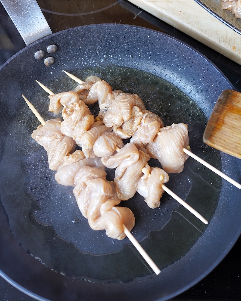 Dieses Bild zeigt die Spieße in der Pfanne für unsere Pride Bowl mit Hähnchen.