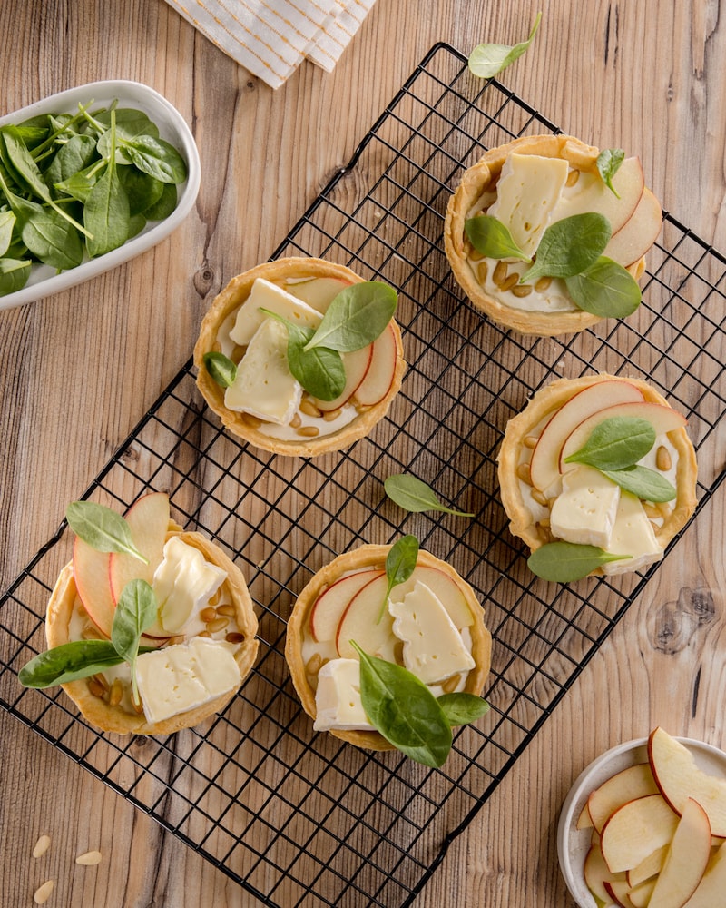 Diese Bild zeigt die fertigen Tartelettes mit Spinat und Camembert.