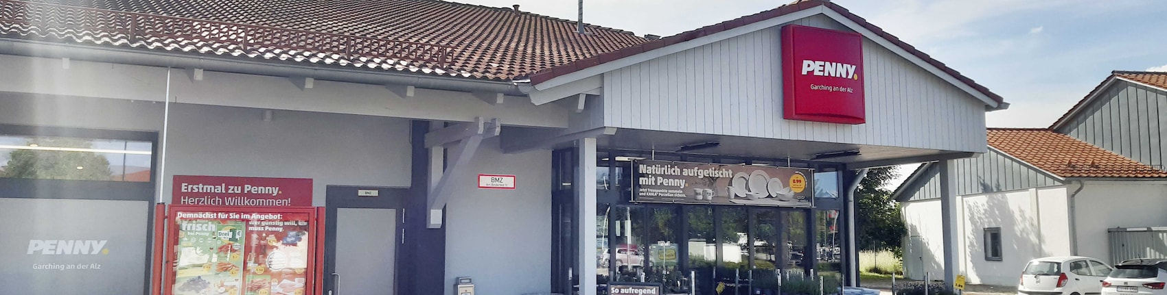 Sie sehen den Eingang vom Penny Markt in Garching A.D.Alz Am Binderfeld 12