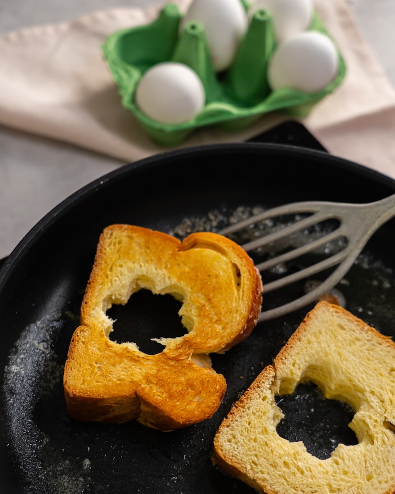 Gefüllte Brioche zu Spargelsalat und französischer Käseplatte