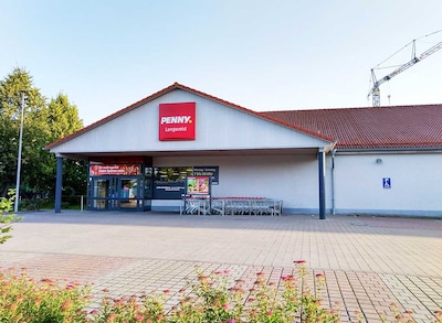 Sie sehen den Eingang vom Penny Markt in Langweid Karwendelstr. 4