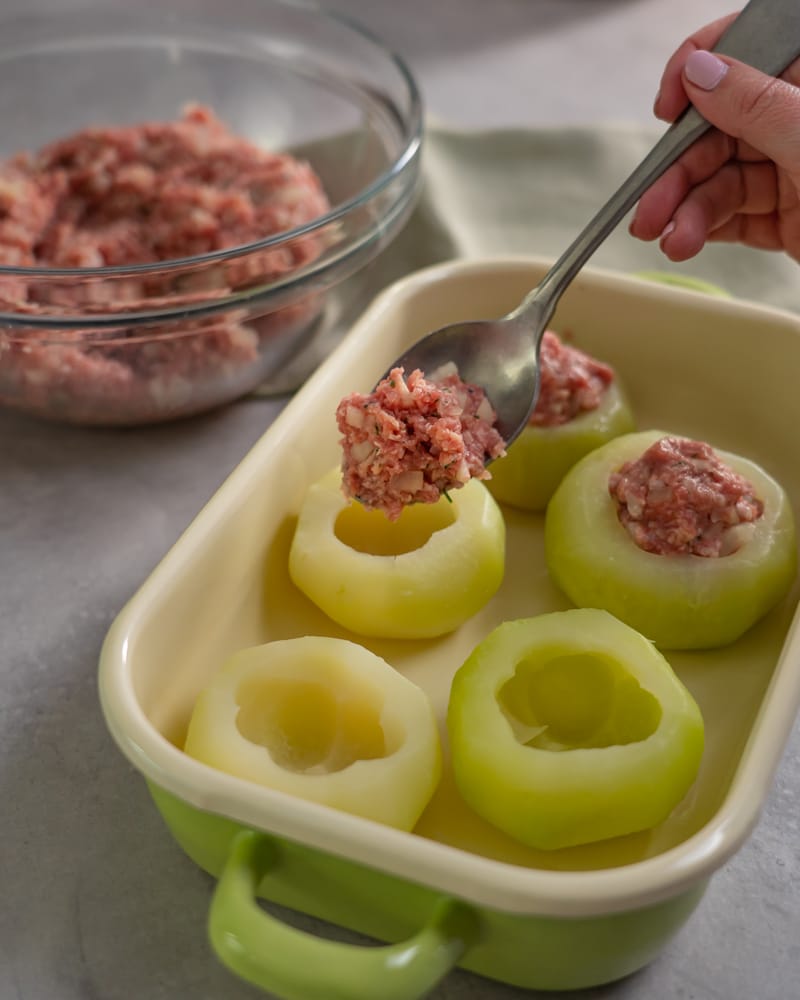 Dieses Bild zeigt wie die Füllung in den Kohlrabi gegeben wird.