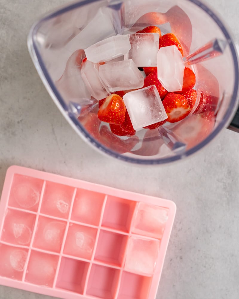 Dieses Bild zeigt die Erdbeeren und Eiswürfel im Mixer.