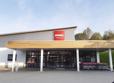 Sie sehen den Eingang vom Penny Markt in Bad Lobenstein Am alten Hügel 5 a