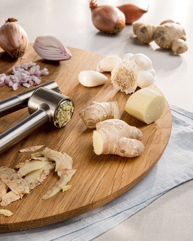 Dieses Bild zeigt den Knoblauch und den Ingwer.