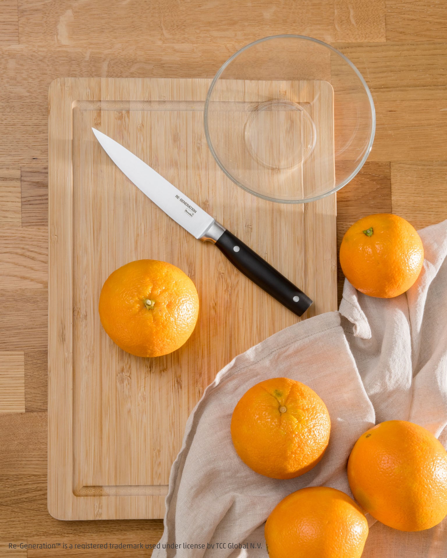 Dieses Bild zeigt wie eine Orange filetiert wird.