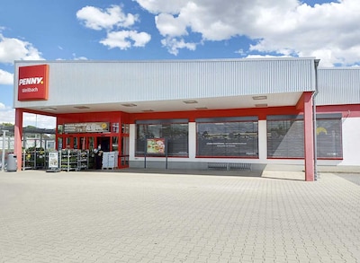 Sie sehen den Eingang vom Penny Markt in Floersheim-Weilbach, Industriestr. 2b