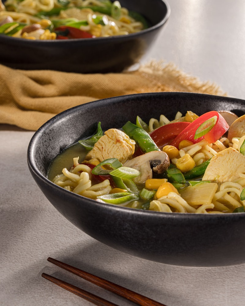 Dieses Bild zeigt das fertige Kokos Curry mit Nudeln.