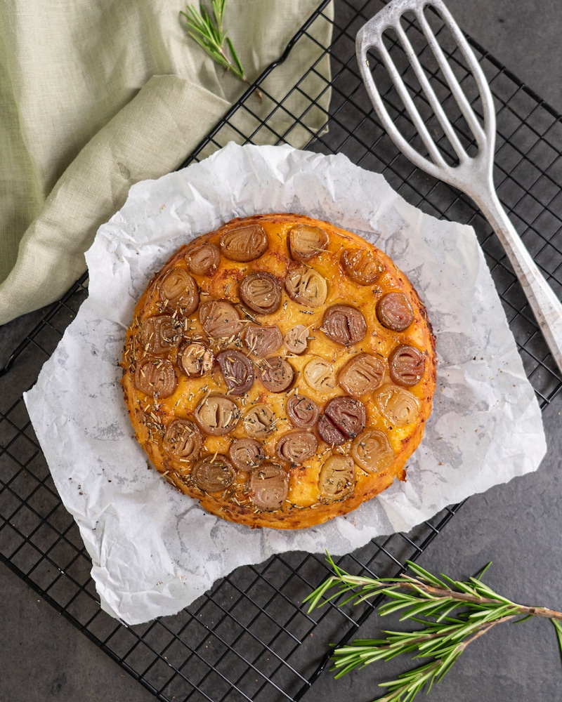 Zwiebelkuchen mit Emmentaler aus der Pfanne
