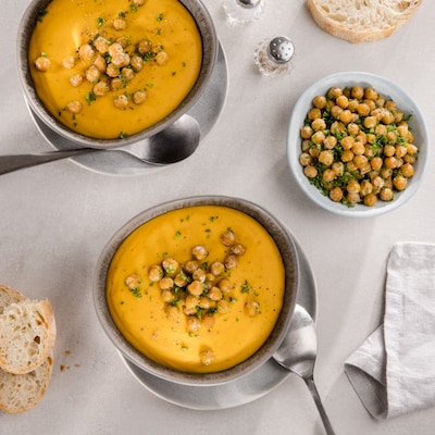 Diese Bild zeigt die fertige Kürbissuppe Mediterran.