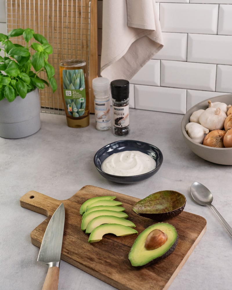 Dieses Bild zeigt die geschnittene Avocado und die Soße.