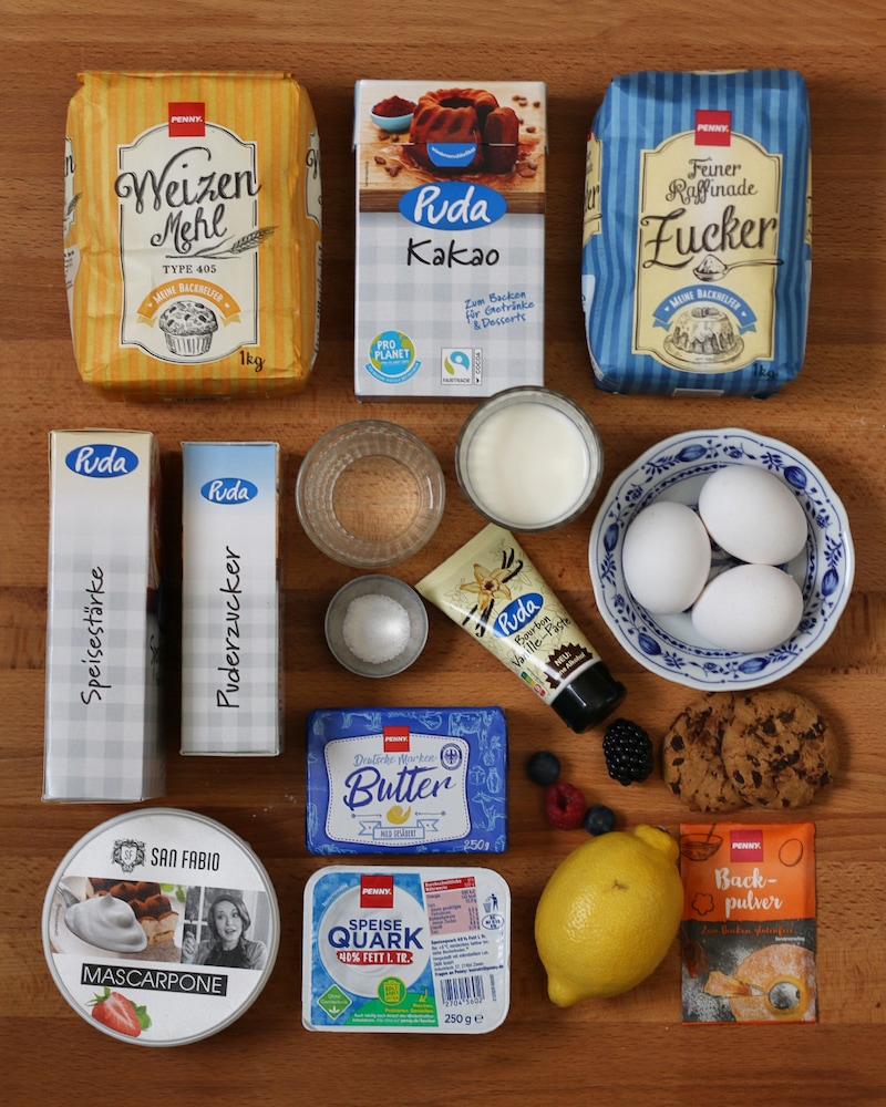 Auf diesem Bild siehst du alle Zutaten für unsere einfache Torte mit Früchten und Cookies.