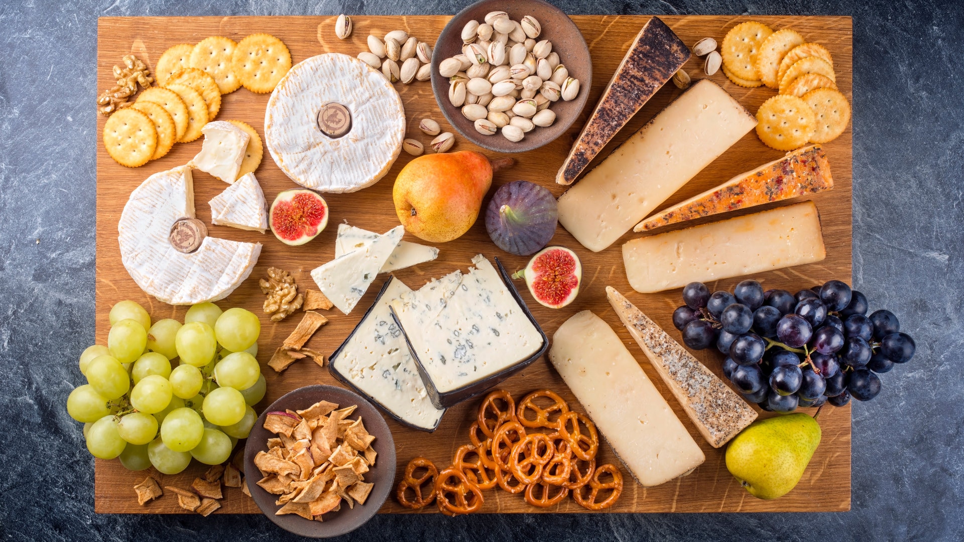 Große bunte Auswahl an Käse auf einer Platte