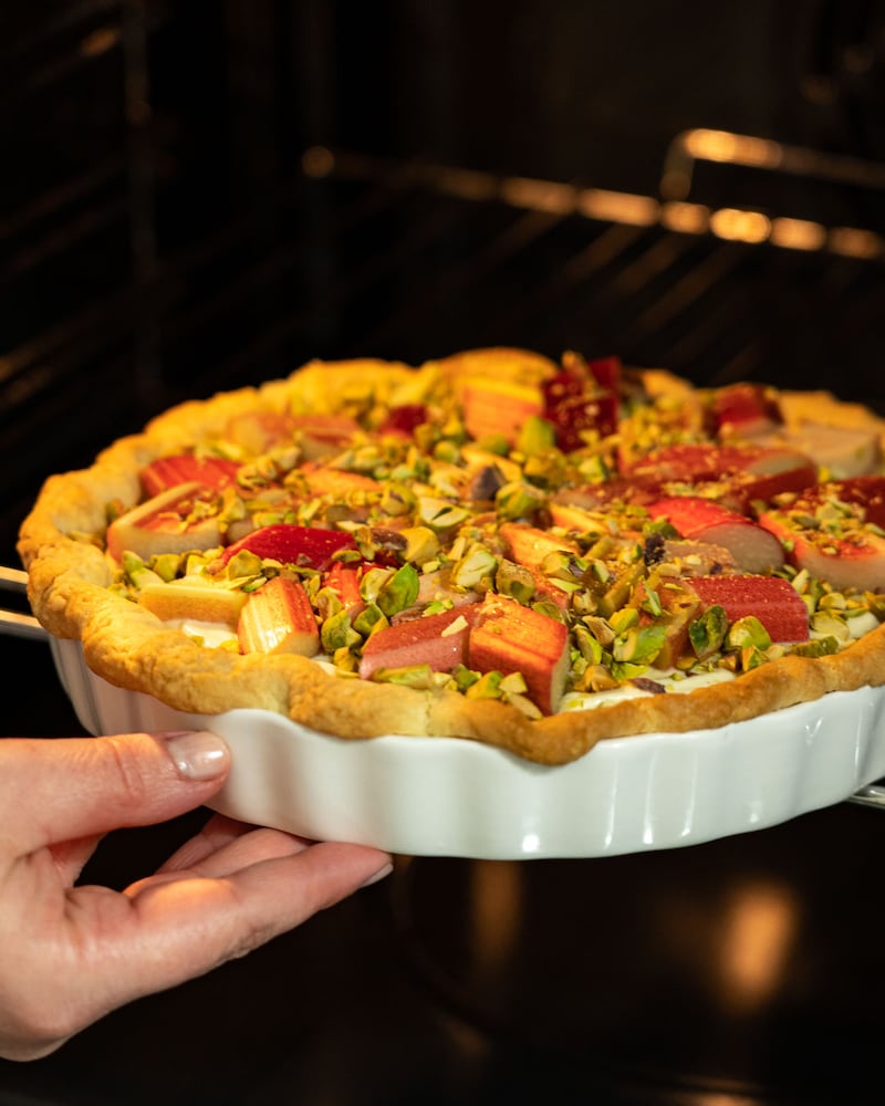 Auf diesem Bild siehst du wie die Tarte in den Ofen gelegt wird.