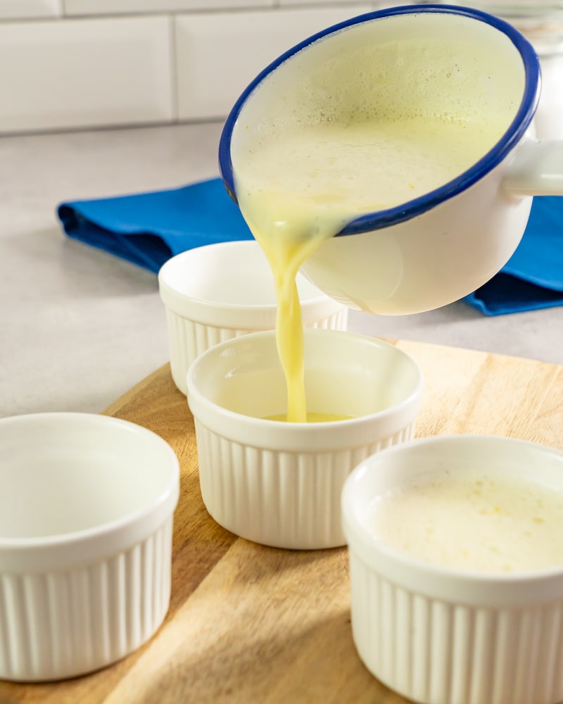 Dieses Bild zeigt wie die Creme in die Schüsselchen gefüllt wird.