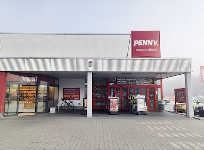 Sie sehen den Eingang vom Penny Markt in Langenselbold Kinzigstr. 11