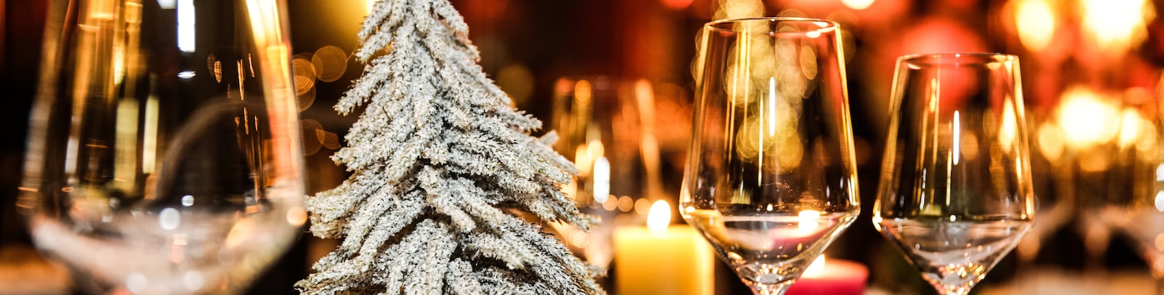 Weihnachtlicher Tisch mit Weingläsern
