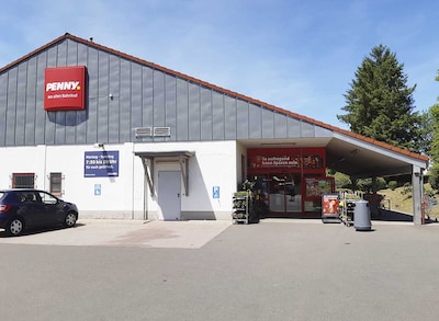 Sie sehen den Eingang vom Penny Markt in Gersheim, Bahnhofstr. 12