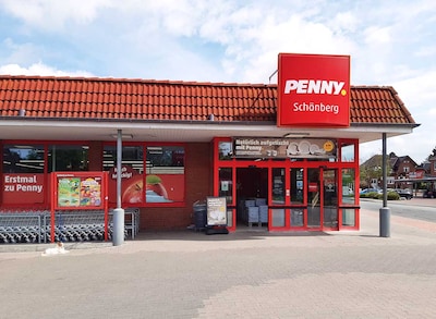 Sie sehen den Eingang vom Penny Markt in Schoenberg Kuhlenkamp 2A