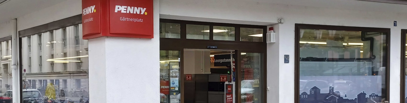 Sie sehen den Eingang vom Penny Markt in München, Klenzestr. 26