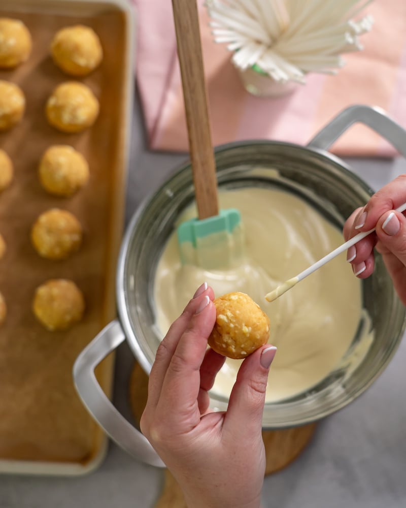 Dieses Bild zeigt wie die Kuchenstücke auf Stiele gesteckt werden.