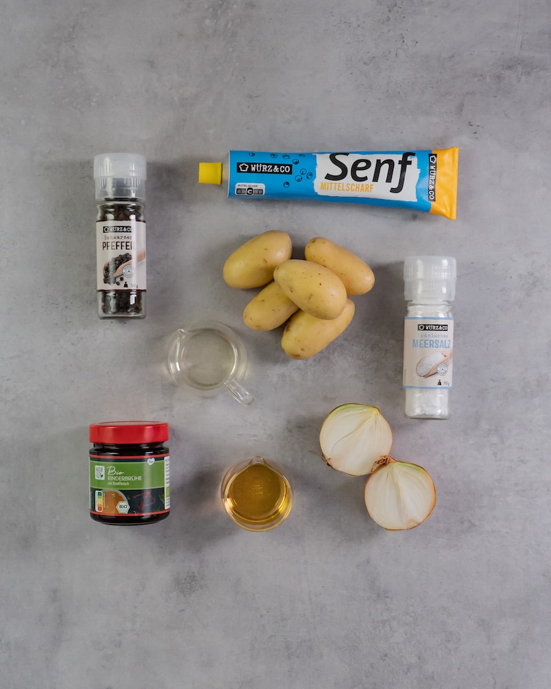 Dieses Bild zeigt die Zutaten für den Kartoffelsalat.