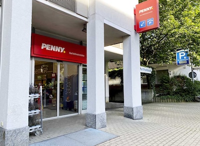 Sie sehen den Eingang vom Penny Markt in Kassel/Wilhelmshoehe, Rolandstr. 1 B