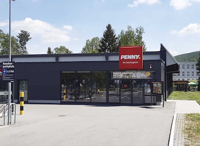 Sie sehen den Eingang vom Penny Markt in Olbernhau 