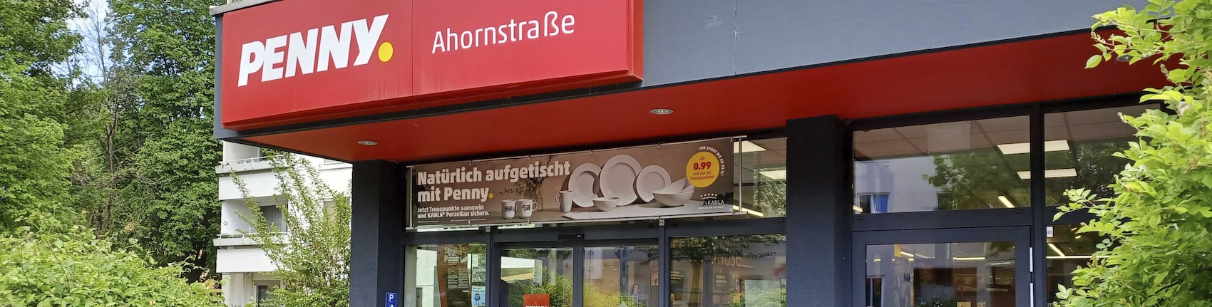 Sie sehen den Eingang vom Penny Markt in Unterföhring, Ahornstraße 5