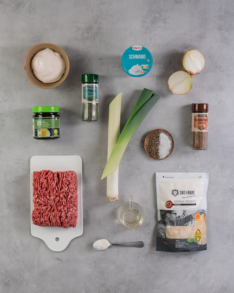 Dieses Bild zeigt die Zutaten für die Käse Lauch Suppe.