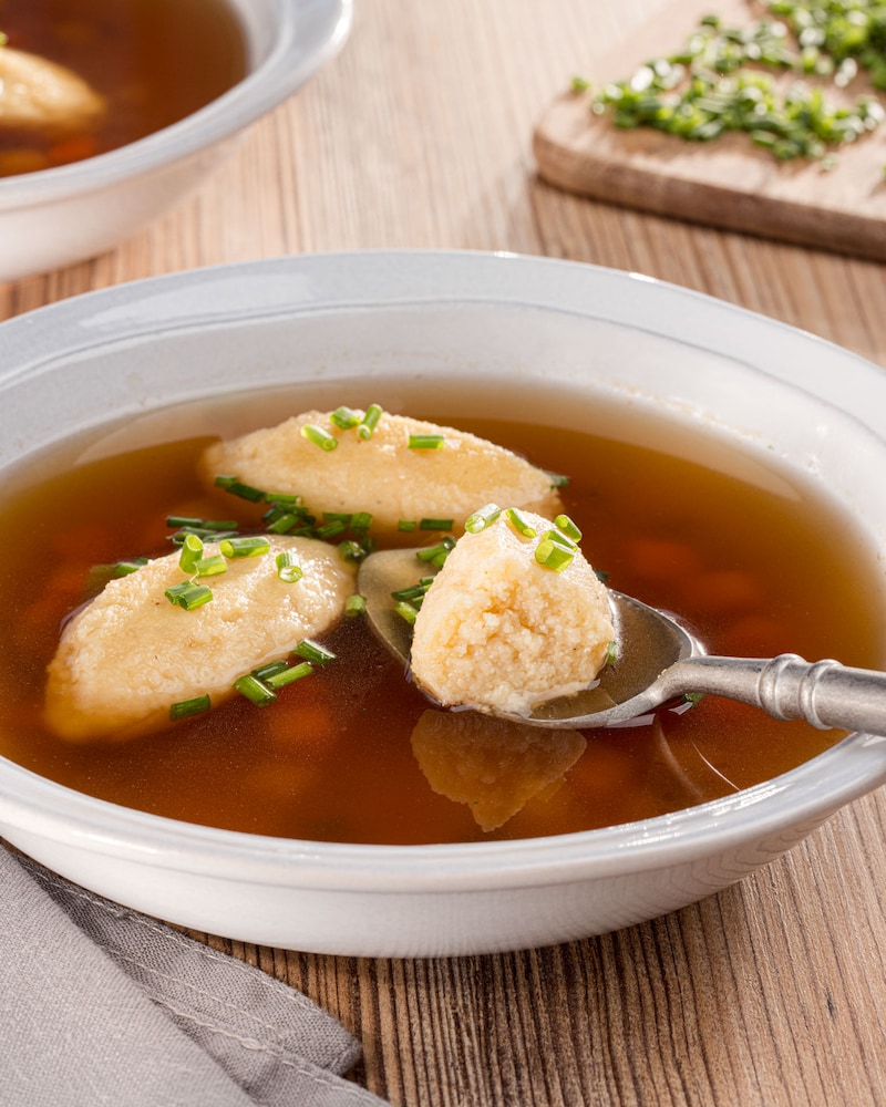 Dieses Bild zeigt die fertige Grießklöschensuppe.