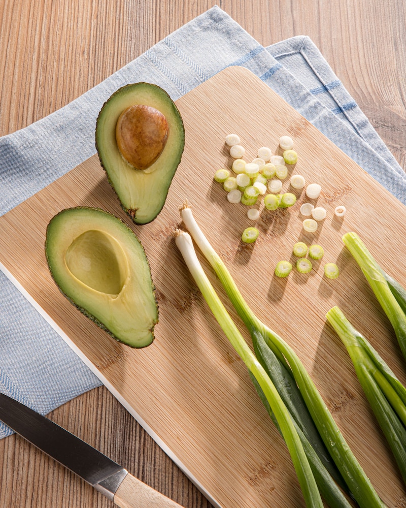 Dieses Bild zeigt die Avocado und die Lauchzwiebeln.